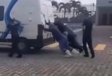 Policiais penais empurram van com presos após falha mecânica em Areia Branca
