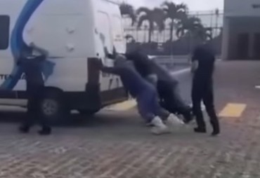 Policiais penais empurram van com presos após falha mecânica em Areia Branca