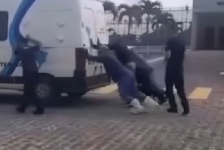 Policiais penais empurram van com presos após falha mecânica em Areia Branca