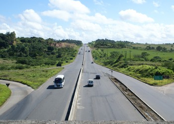 Trecho da BR-101 terá bloqueios no sábado para içamento de passarela em Laranjeiras
