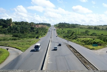 Trecho da BR-101 terá bloqueios no sábado para içamento de passarela em Laranjeiras
