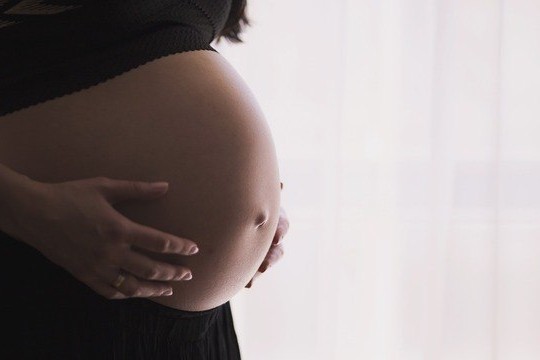 Lei que estende licença e salário-maternidade após internação prolongada é sancionada