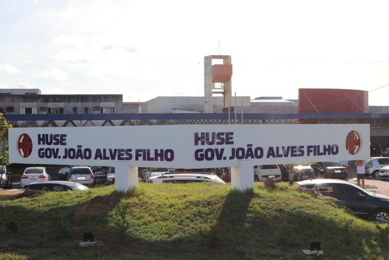Mulher é hospitalizada após ser agredida com facão e pauladas em Estância