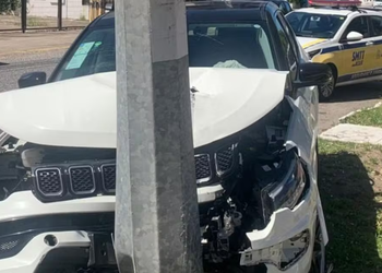 Mulher fica ferida após carro atingir poste na Zona Sul de Aracaju