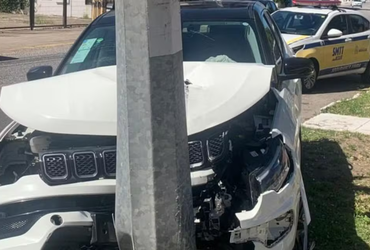 Mulher fica ferida após carro atingir poste na Zona Sul de Aracaju