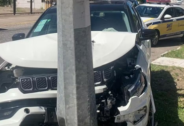 Mulher fica ferida após carro atingir poste na Zona Sul de Aracaju