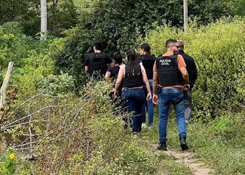 Homem investigado por matar mulher grávida morre em confronto com a polícia