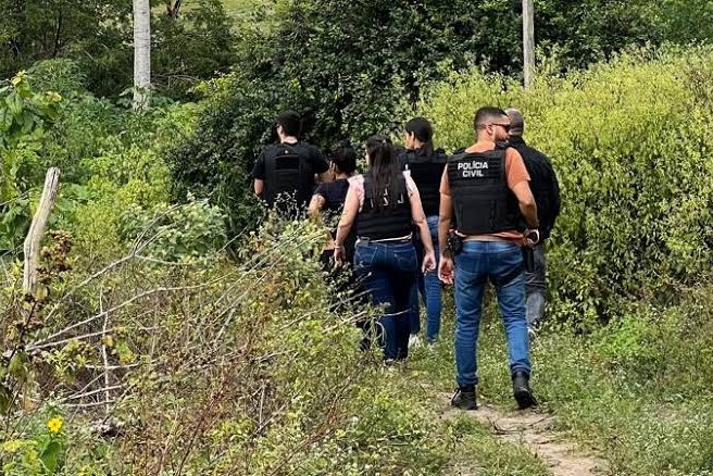 Homem investigado por matar mulher grávida morre em confronto com a polícia