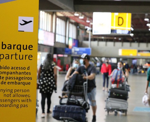 Obrigatoriedade de máscaras em aviões e aeroportos é retomada nesta sexta-feira (25) no Brasil