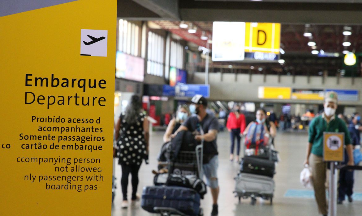 Obrigatoriedade de máscaras em aviões e aeroportos é retomada nesta sexta-feira (25) no Brasil