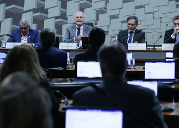 Comissão do Senado aprova PL que isenta IR para quem ganha até R$ 5 mil