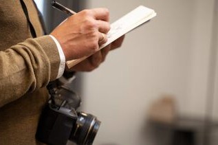 Mês do Jornalista destaca o combate à desinformação e a retomada de poder da mídia tradicional