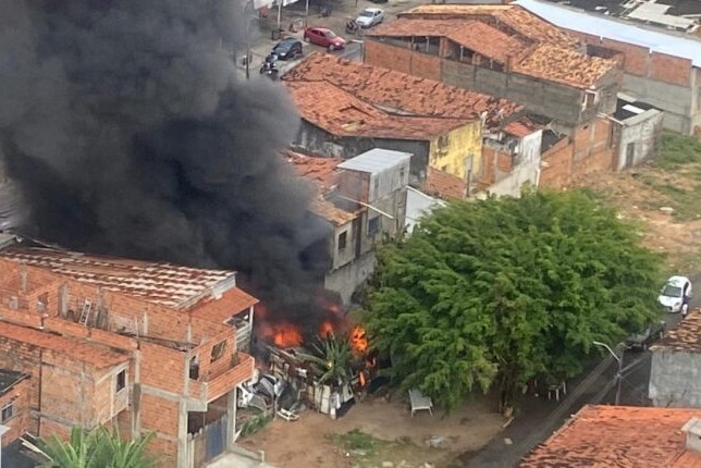 Incêndio deixa oficina mecânica totalmente destruída em Aracaju