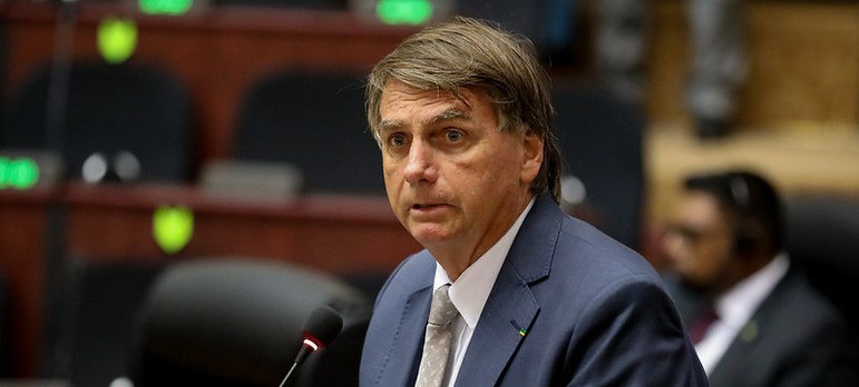 Presidente Jair Bolsonaro veta retorno do despacho gratuito de bagagens em voos