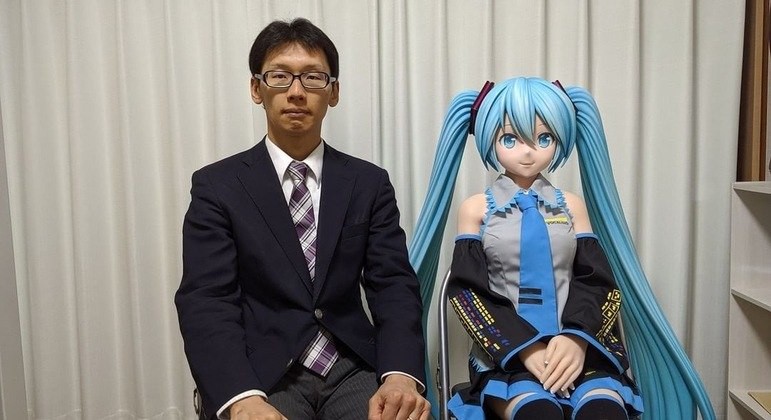 Japonês casado com holograma vive crise no relacionamento por falta de comunicação