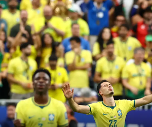 Brasil vence o Japão nos acréscimos e avança às oitavas da Copa do Mundo