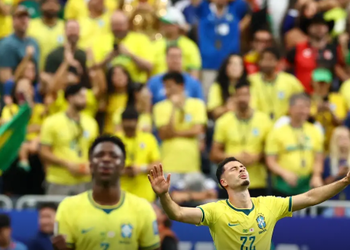Brasil vence o Japão nos acréscimos e avança às oitavas da Copa do Mundo