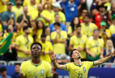 Brasil vence o Japão nos acréscimos e avança às oitavas da Copa do Mundo