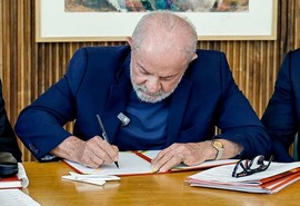 Lula sanciona lei que proíbe linguagem neutra no serviço público