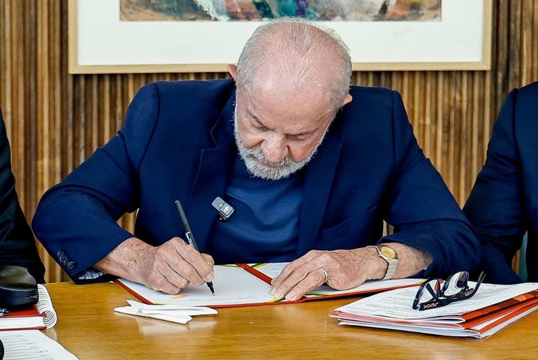 Lula sanciona lei que proíbe linguagem neutra no serviço público