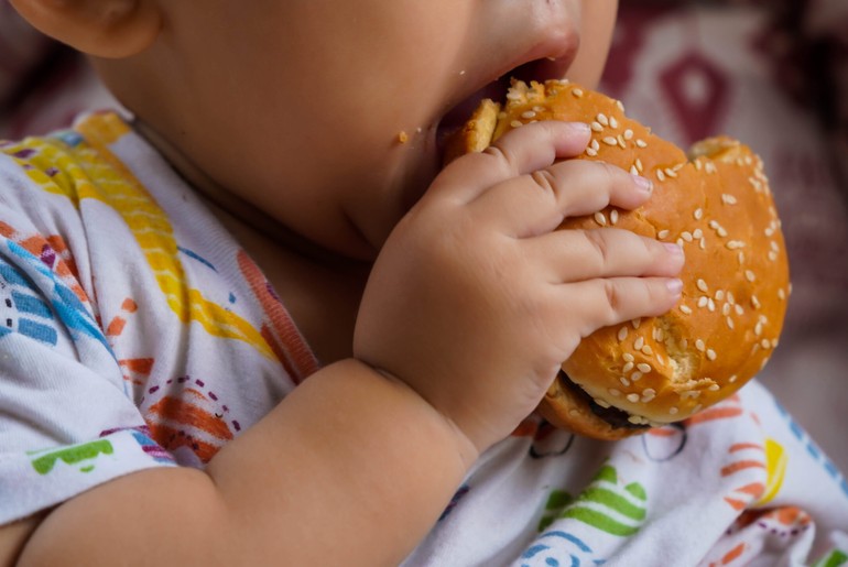 Uma em cada cinco crianças e adolescentes tem sobrepeso ou obesidade, diz estudo