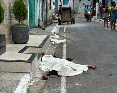 Homem é morto a tiros em via pública no centro de Riachuelo