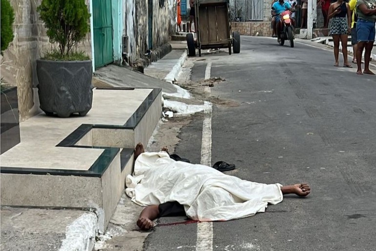 Homem é morto a tiros em via pública no centro de Riachuelo