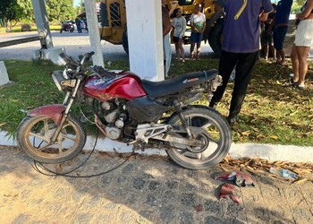 Colisão entre carro e motocicleta deixa homem ferido na SE-100, em Indiaroba