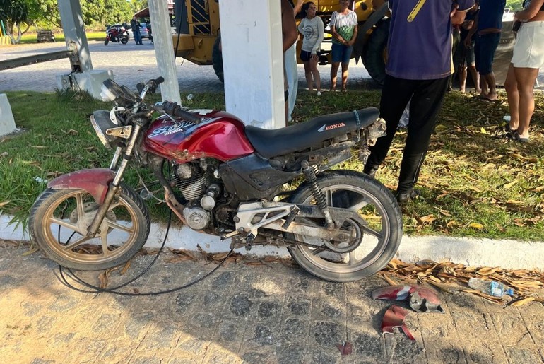 Colisão entre carro e motocicleta deixa homem ferido na SE-100, em Indiaroba