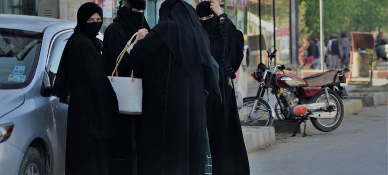 Mulheres protestam contra imposição do véu integral em Cabul