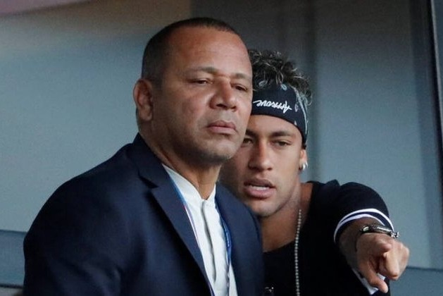 Pai e empresário de Neymar atacam jornal que publicou pedido do filho de sair do PSG