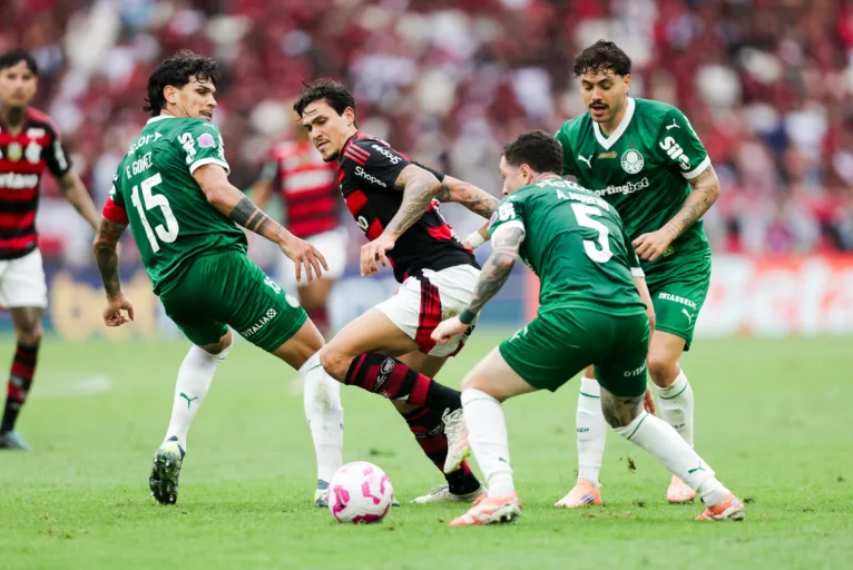 Flamengo vence o Palmeiras no Maracanã e se aproxima de liderança