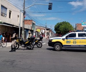 SMTT altera trânsito na avenida Santa Gleide durante bloco carnavalesco
