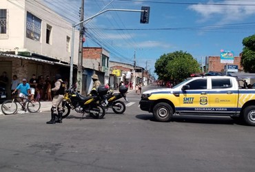 SMTT altera trânsito na avenida Santa Gleide durante bloco carnavalesco