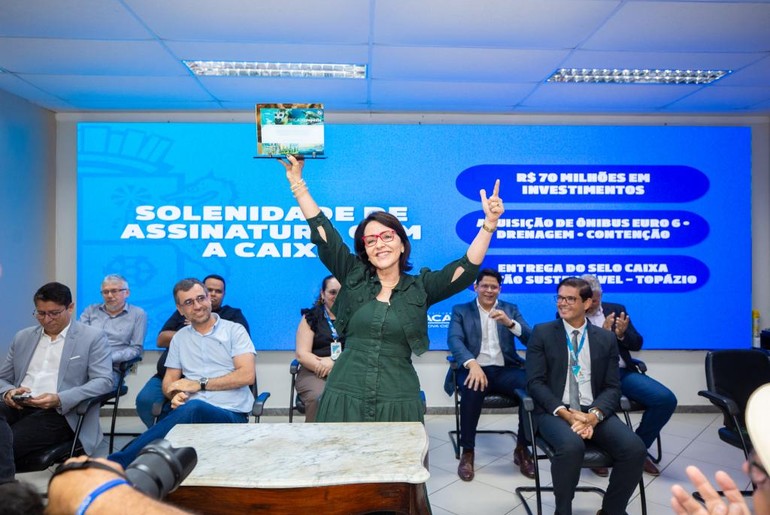 Prefeitura de Aracaju firma financiamento para compra de 36 novos ônibus do transporte coletivo