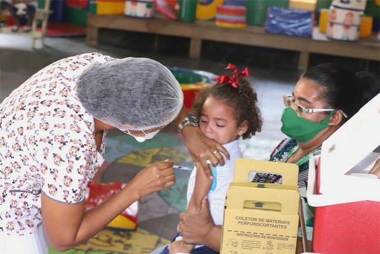 Aracaju inicia vacinação contra gripe nas escolas da rede municipal