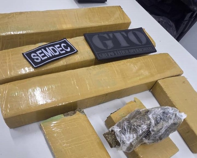 [VÍDEO] Guarda Municipal de Aracaju fecha ponto de tráfico de drogas no Conjunto Lourival Batista
