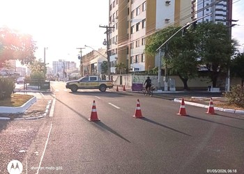 Colisão de carro com poste na Avenida Francisco Porto gera bloqueio e desvio temporários em Aracaju