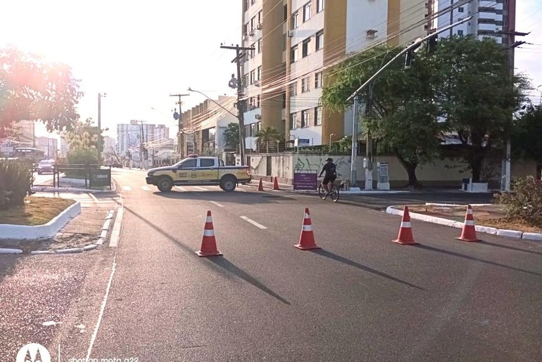 Colisão de carro com poste na Avenida Francisco Porto gera bloqueio e desvio temporários em Aracaju