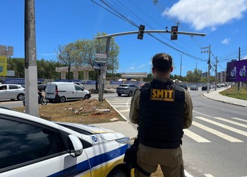 Realocação de semáforo altera trânsito na Avenida Tancredo Neves nesta quinta-feira (8)