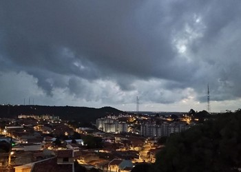 Defesa Civil emite alerta de previsão de chuva com ventos fortes