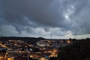Defesa Civil emite alerta de previsão de chuva com ventos fortes
