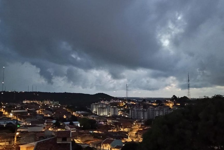 Defesa Civil emite alerta de previsão de chuva com ventos fortes