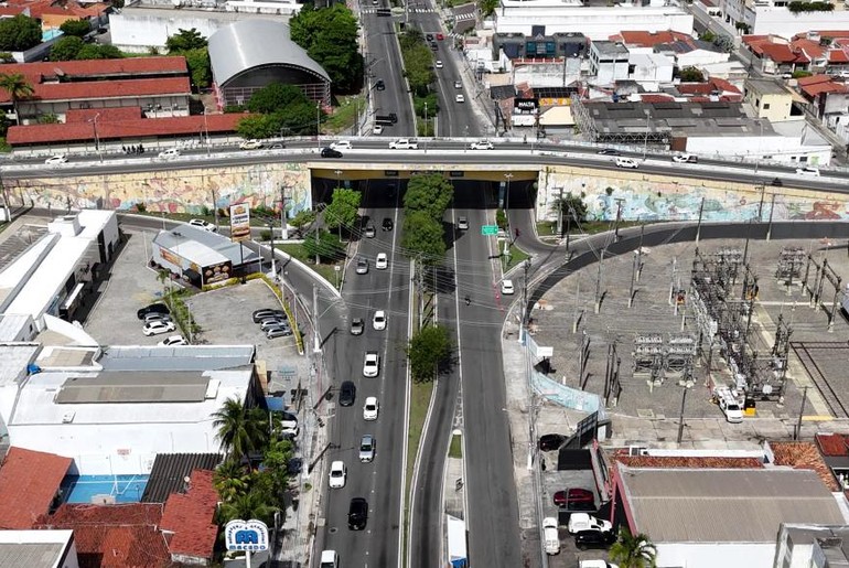 Novo bloqueio no trânsito altera acessos no entorno de viaduto em Aracaju