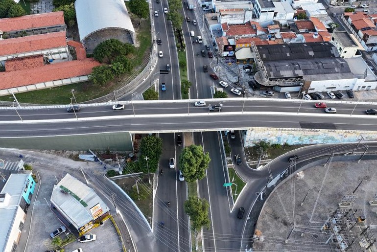Obras alteram trânsito entre as avenidas Francisco Porto e Gonçalo Rollemberg