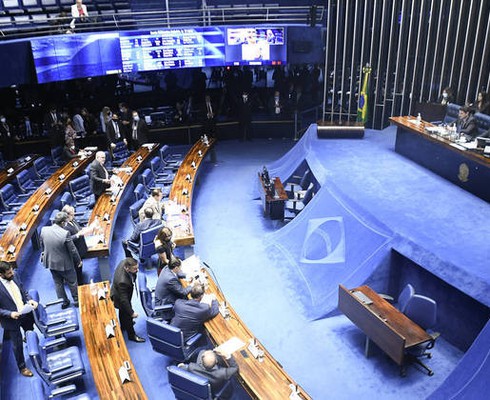 Senado aprova vale-caminhoneiro e aumento do Auxílio Brasil para R$ 600