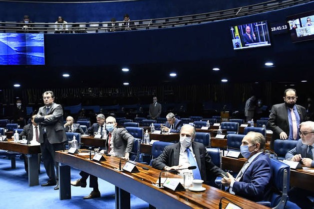 Senado aprova mudanças nas regras do auxílio-alimentação e regulamentação do home-office