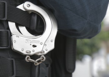 Homem é preso após descumprir medida protetiva e voltar a procurar ex-companheira