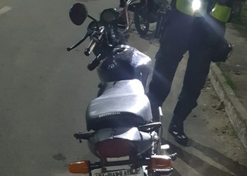 Moto com sinais de adulteração é apreendida durante operação policial em Indiaroba