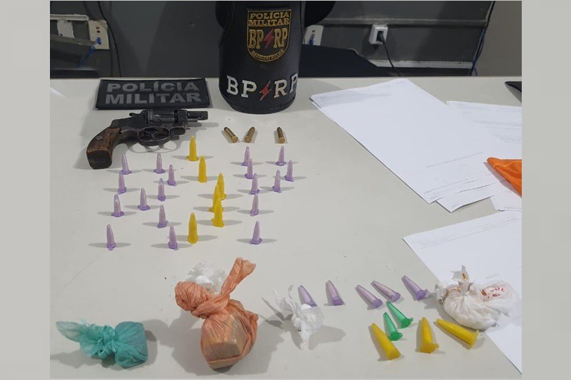 Polícia apreende arma e drogas em festa clandestina na Barra dos Coqueiros